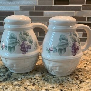 Pfaltzgraff vintage grapevine salt and pepper shakers
